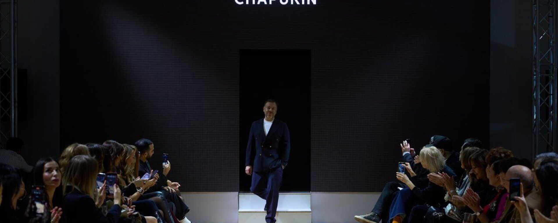 В Баку в рамках Azerbaijan Fashion Week состоялся закрытый показ известного дизайнера, заслуженного художника РФ Игоря Чапурина, где он представил свою новую коллекцию мужской и женской одежды - Sputnik Азербайджан, 1920, 14.12.2024