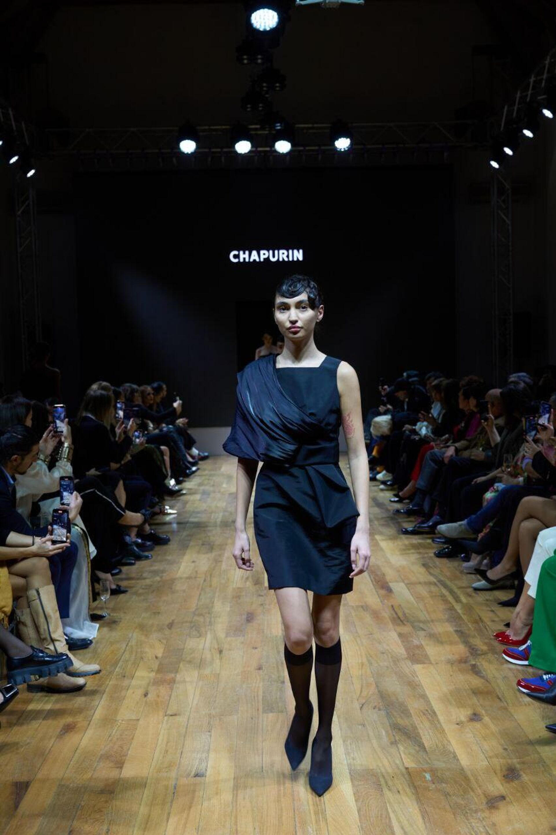 В Баку в рамках Azerbaijan Fashion Week состоялся закрытый показ известного дизайнера, заслуженного художника РФ Игоря Чапурина, где он представил свою новую коллекцию мужской и женской одежды В Баку в рамках Azerbaijan Fashion Week состоялся закрытый показ известного дизайнера, заслуженного художника РФ Игоря Чапурина, где он представил свою новую коллекцию мужской и женской одежды - Sputnik Азербайджан, 1920, 14.12.2024