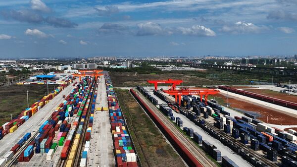 A gantry crane is lifting containers - Sputnik Azərbaycan