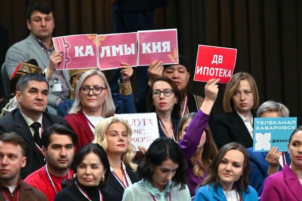 Журналисты во время специальной программы &quot;Итоги года с Владимиром Путиным&quot; в Гостином дворе. - Sputnik Азербайджан