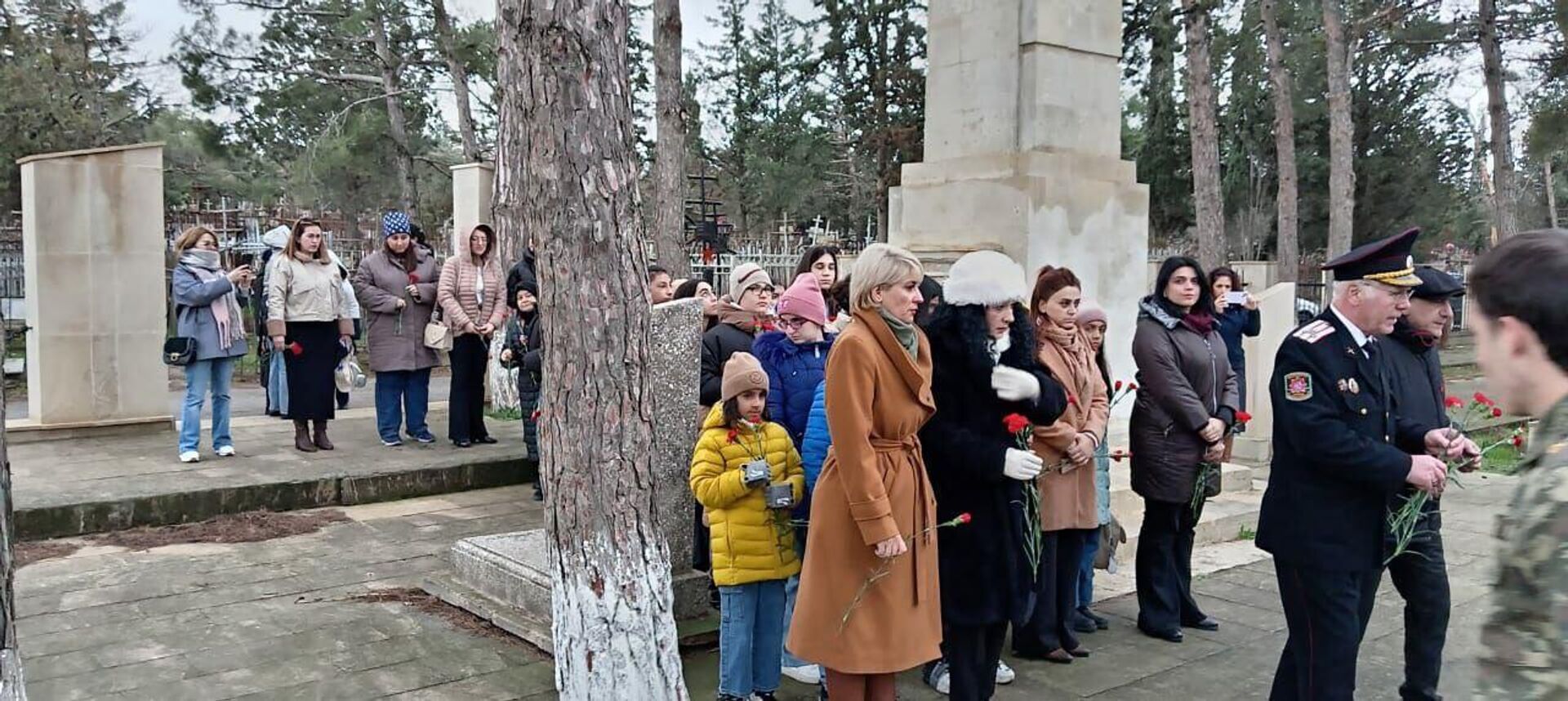 Школьники в Баку совместно с историками и Землячеством казаков в Азербайджане посетили мемориальное воинское захоронение 1941-1945гг. ВОВ в Ясамальском районе - Sputnik Азербайджан, 1920, 21.12.2024