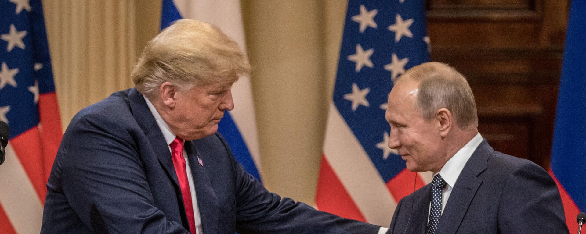  U.S. President Donald Trump (L) and Russian President Vladimir Putin - Sputnik Azərbaycan, 1920, 23.12.2024