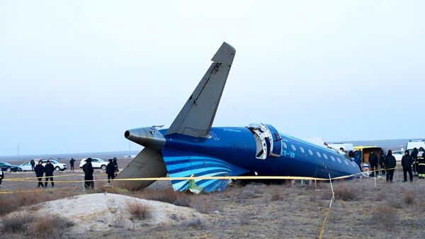 Azərbaycan Hava Yolları aviaşirkətinin Bakı-Qroznı reysini yerinə yetirən Embraer 190 təyyarəsinin Aktau şəhərinin yaxınlığında qəzaya uğraması - Sputnik Azərbaycan