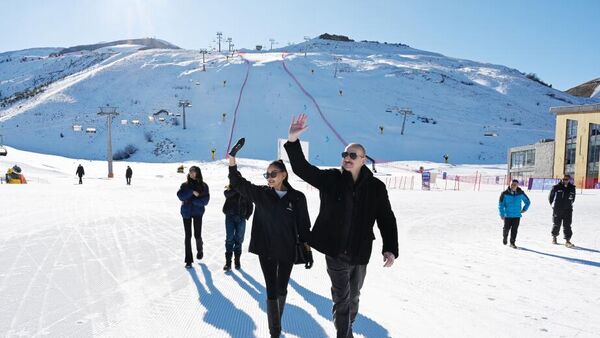 Prezident İlham Əliyev Şahdağ Turizm Kompleksində yerləşən “Lakeside” hotelində aparılmış işlərlə və “Xizək klubu” binasının tikintisi ilə tanış olub - Sputnik Azərbaycan