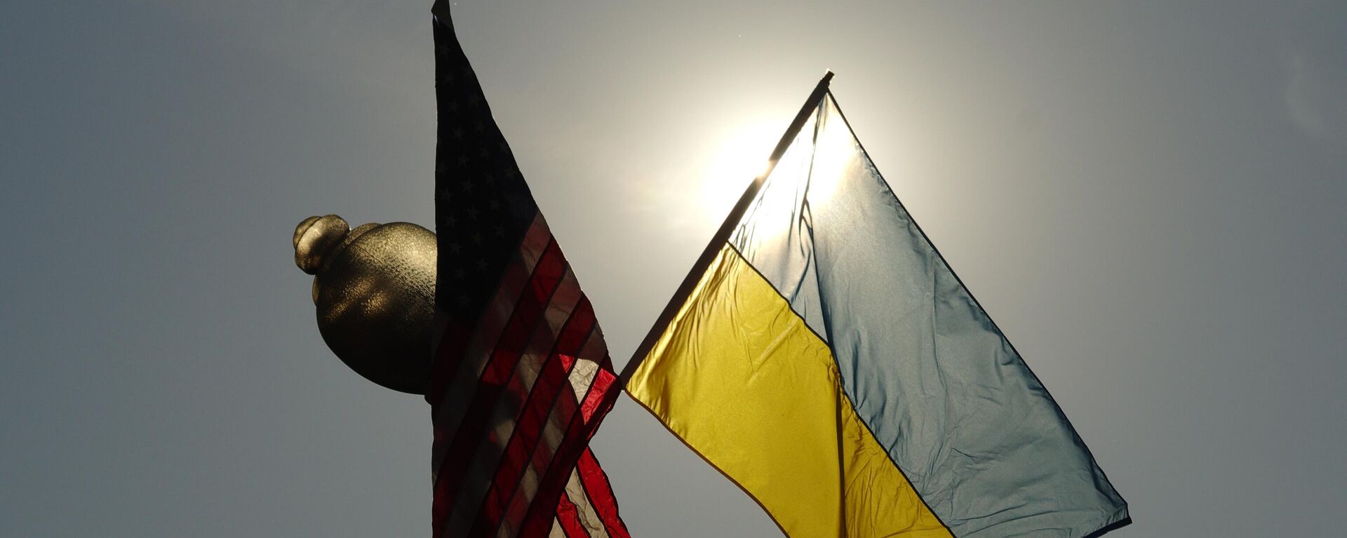 Флаги США и Украины - Sputnik Азербайджан, 1920, 07.01.2025