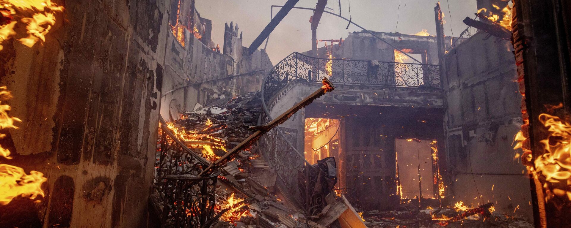Пожар в районе Пасифик-Палисейдс уничтожил жилой дом в Лос-Анджелесе  - Sputnik Азербайджан, 1920, 02.03.2025
