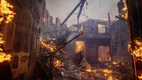 Пожар в районе Пасифик-Палисейдс уничтожил жилой дом в Лос-Анджелесе  - Sputnik Азербайджан