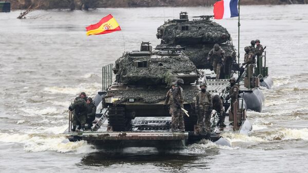  French and Spanish servicemen  - Sputnik Azərbaycan