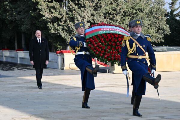 Президент Азербайджана Ильхам Алиев почтил память погибших 20 Января - Sputnik Азербайджан