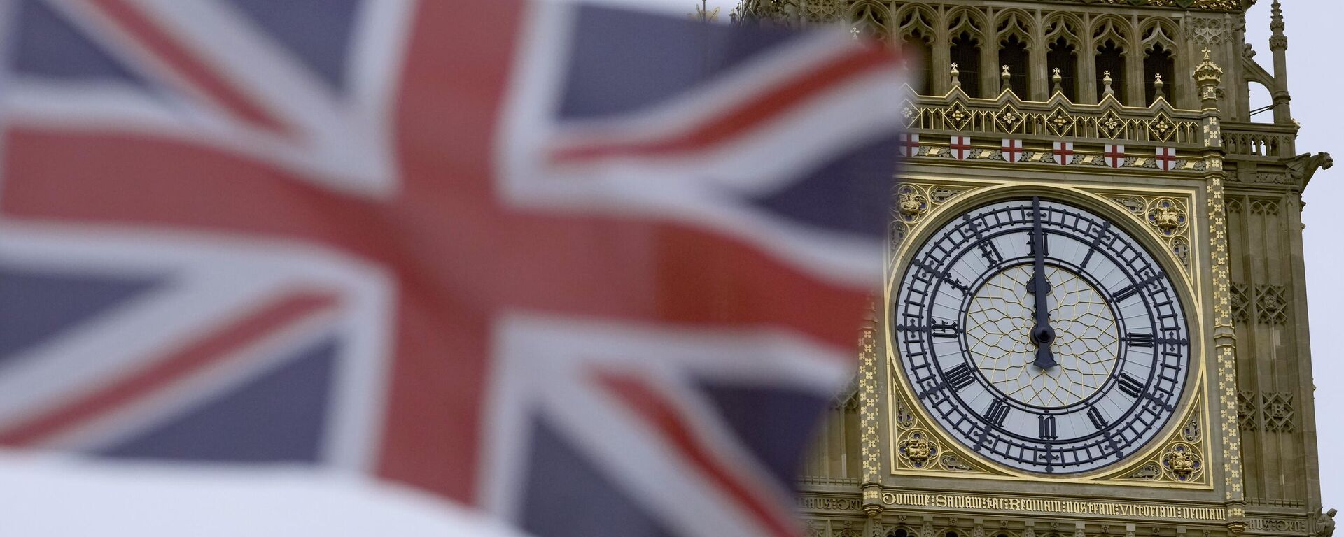 Londonda Biq-Ben qarşısında Britaniya bayrağı dalğalanır, arxiv - Sputnik Азербайджан, 1920, 15.03.2025