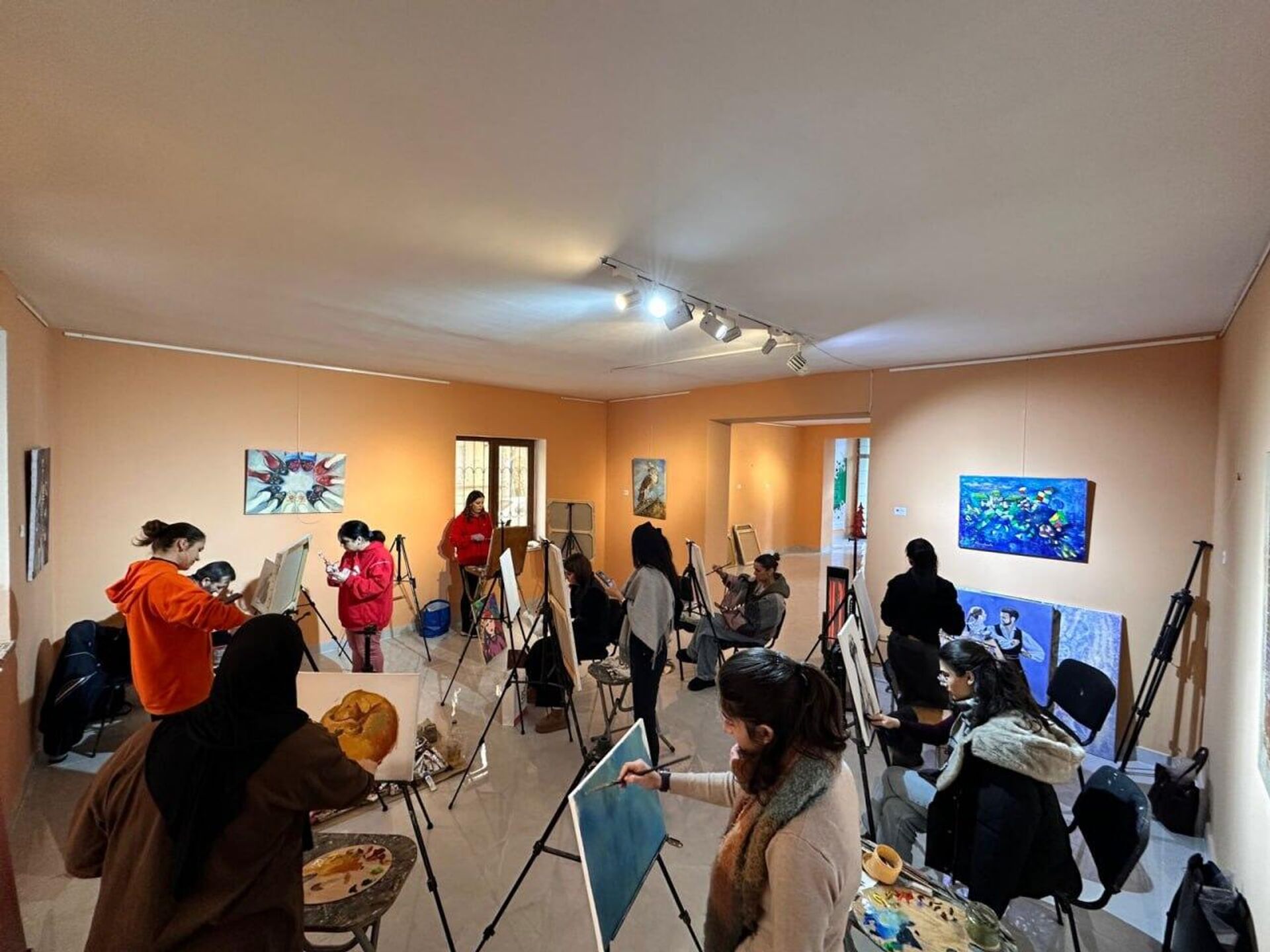 В Ambassadors Cultural Club при организации Arts Council Azerbaijan состоялся воркшоп «Истории с улиц», посвященный проблеме бездомных животных - Sputnik Азербайджан, 1920, 11.02.2025