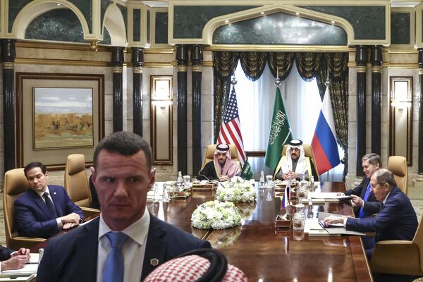 Госсекретарь США Марко Рубио (слева) и министр иностранных дел России Сергей Лавров (справа) на переговорах в Эр-Рияде. - Sputnik Азербайджан
