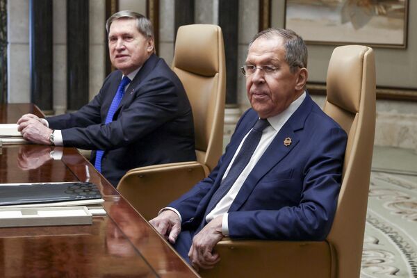 Министр иностранных дел России Сергей Лавров (справа) на переговорах с представителями администрации США в Эр-Рияде. - Sputnik Азербайджан