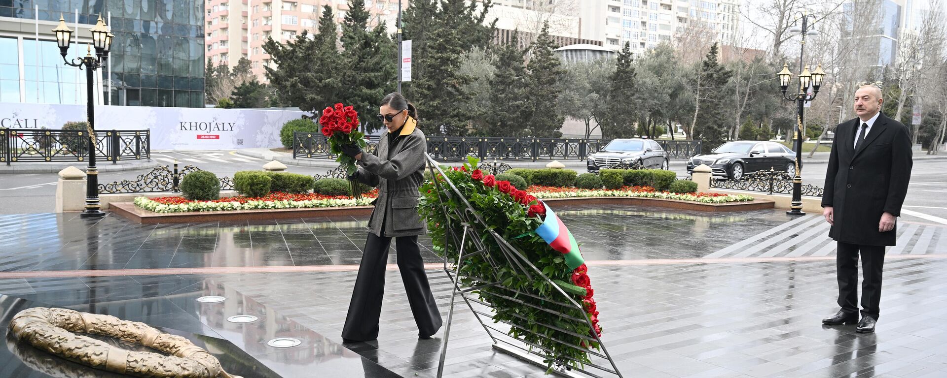 Президент Ильхам Алиев и Первая леди Мехрибан Алиева посетили памятник Ходжалинскому геноциду - Sputnik Азербайджан, 1920, 26.02.2025