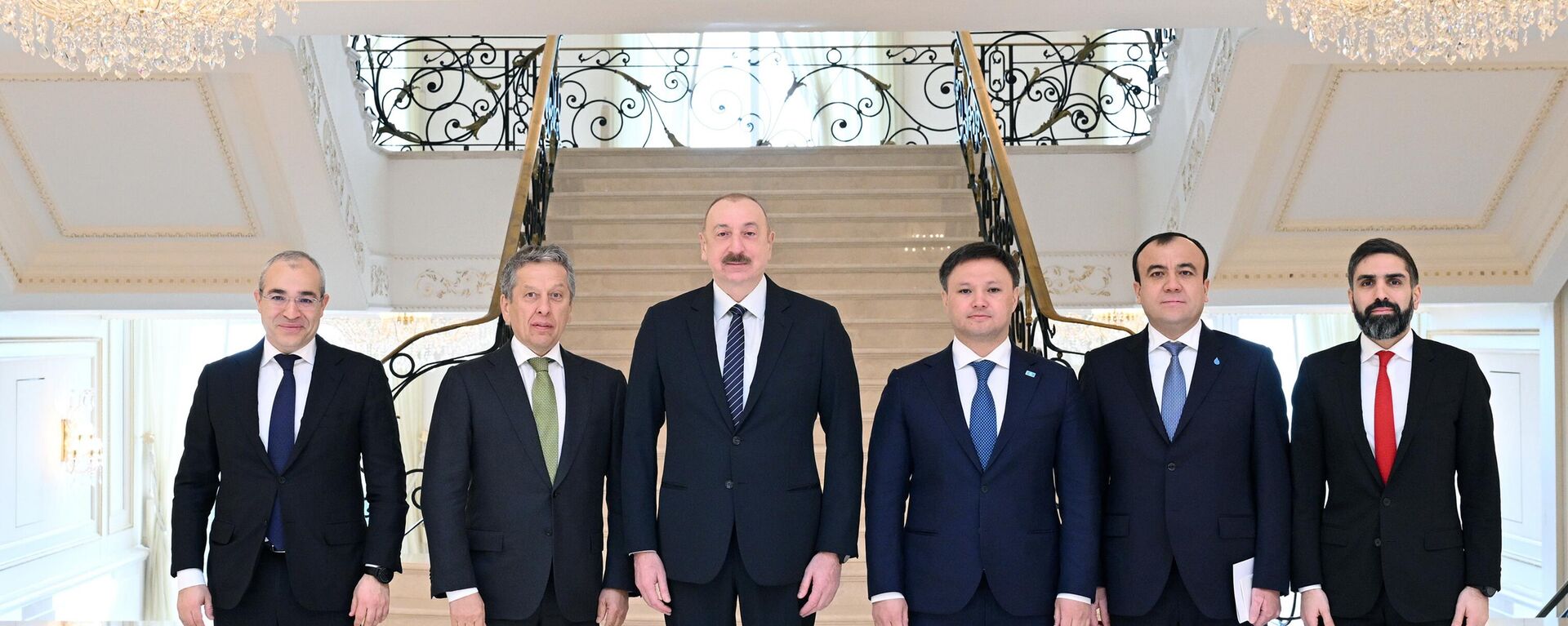 Президент Ильхам Алиев принял руководителей компаний «Татнефть», «КазМунайГаз» и «Узбекнефтегаз» - Sputnik Азербайджан, 1920, 04.03.2025