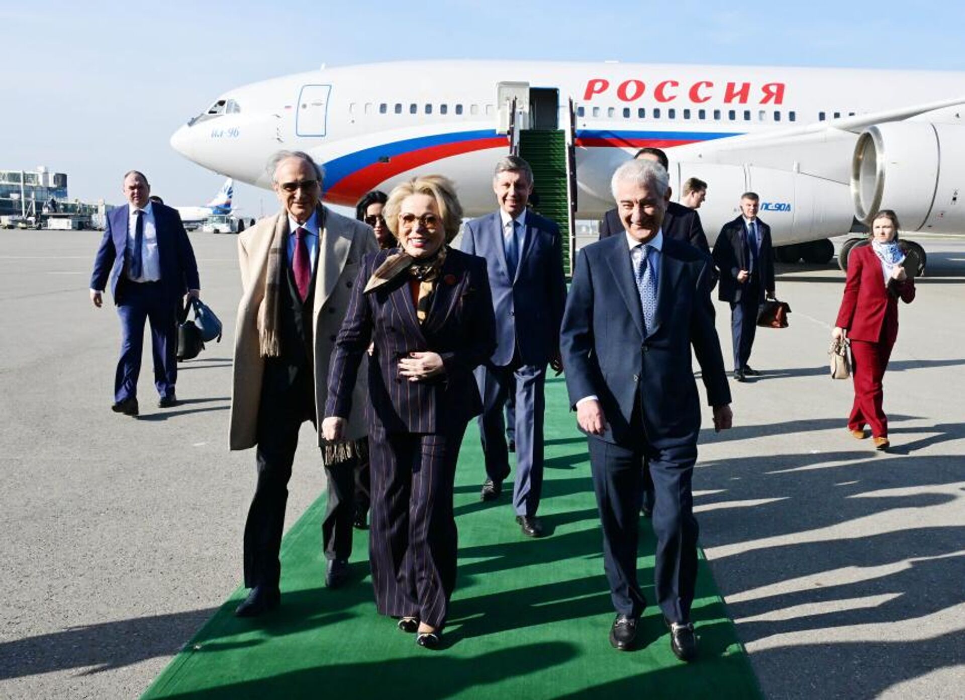 Председатель Совета Федерации Федерального Собрания России прибыла в Азербайджан с официальным визитом Председатель Совета Федерации Федерального Собрания России прибыла в Азербайджан с официальным визитом - Sputnik Азербайджан, 1920, 16.03.2025