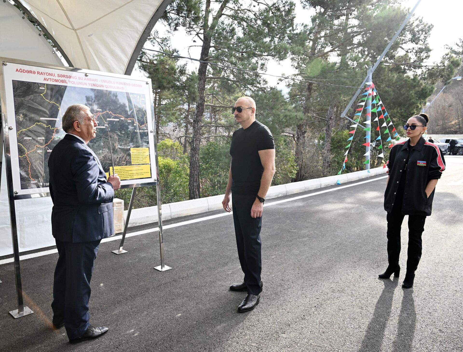 Prezident İlham Əliyev və birinci xanım Mehriban Əliyeva Sərsəng su anbarından Ağdərənin Umudlu kəndinə gedən avtomobil yolunun açılışında iştirak ediblər Prezident İlham Əliyev və birinci xanım Mehriban Əliyeva Sərsəng su anbarından Ağdərənin Umudlu kəndinə gedən avtomobil yolunun açılışında iştirak ediblər - Sputnik Азербайджан, 1920, 18.03.2025
