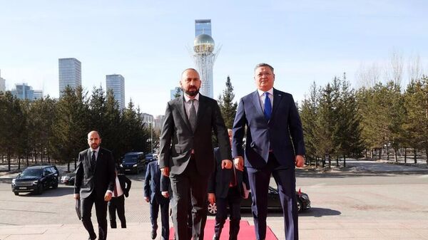 Встреча глав МИД Армении и Казахстана Арарата Мирзояна и Мурата Нуртлеу в формате тет-а-тет - Sputnik Азербайджан