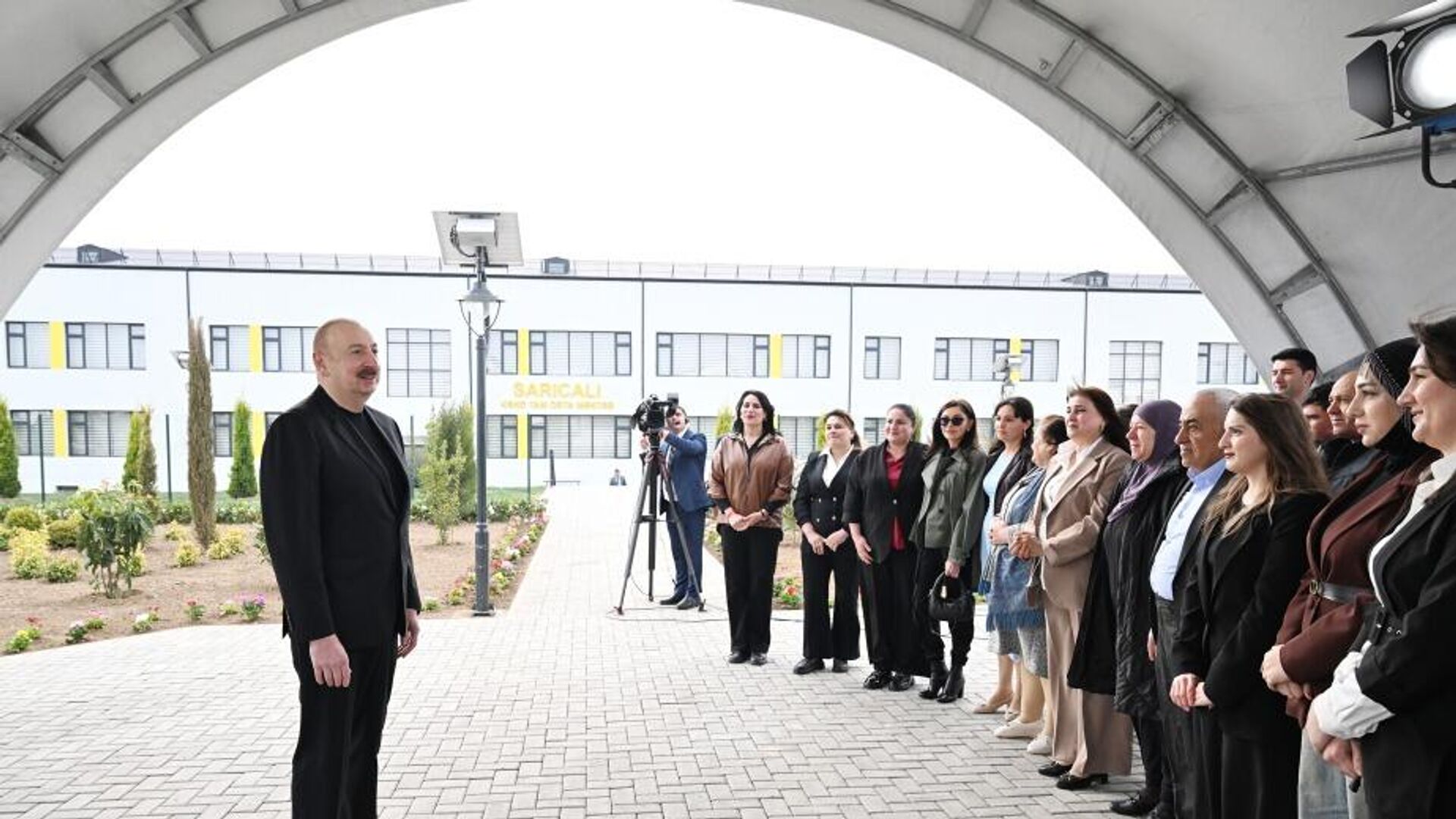 Президент Ильхам Алиев и первая леди Мехрибан Алиева приняли участие в открытии первого этапа села Сарыджалы Агдамского района Президент Ильхам Алиев и первая леди Мехрибан Алиева приняли участие в открытии первого этапа села Сарыджалы Агдамского района - Sputnik Азербайджан, 1920, 27.03.2025