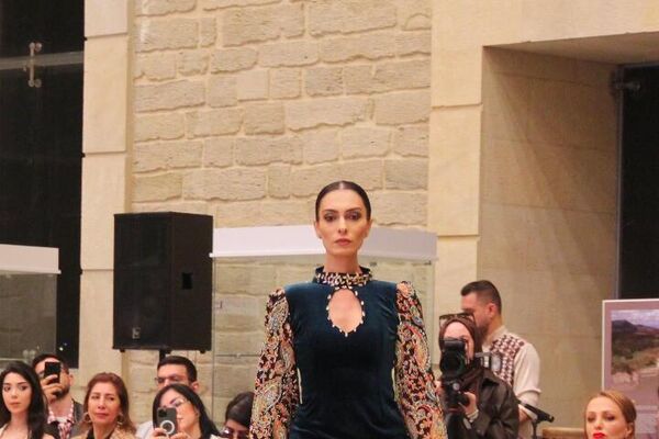 В Музее каменной летописи впервые прошла международная Бакинская Неделя культуры и творческой моды. - Sputnik Азербайджан