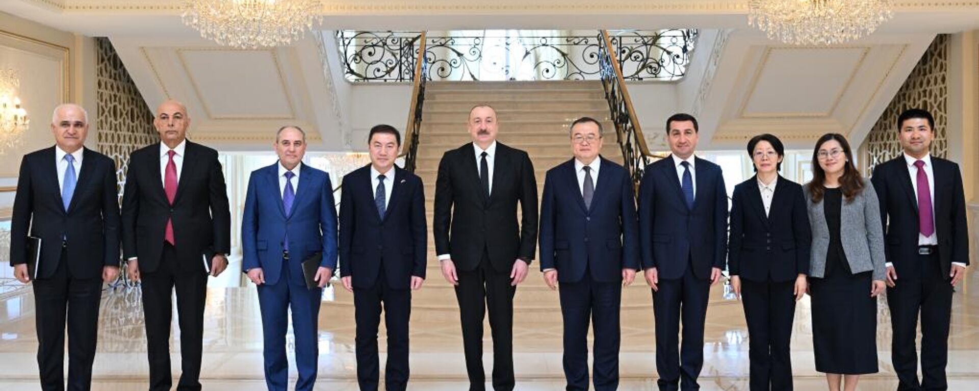 Президент Ильхам Алиев принял заведующего отделом международных связей Центрального Комитета Коммунистической партии Китая - Sputnik Азербайджан, 1920, 02.04.2025