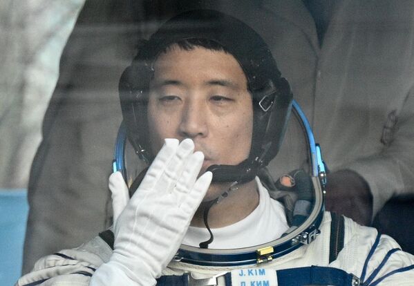 Астронавт NASA Джонатан Ким в автобусе перед выездом на стартовую площадку ракеты-носителя Союз-2.1а с кораблем Союз МС-27 с космодрома Байконур Астронавт NASA Джонатан Ким в автобусе перед выездом на стартовую площадку ракеты-носителя Союз-2.1а с кораблем Союз МС-27 с космодрома Байконур - Sputnik Азербайджан