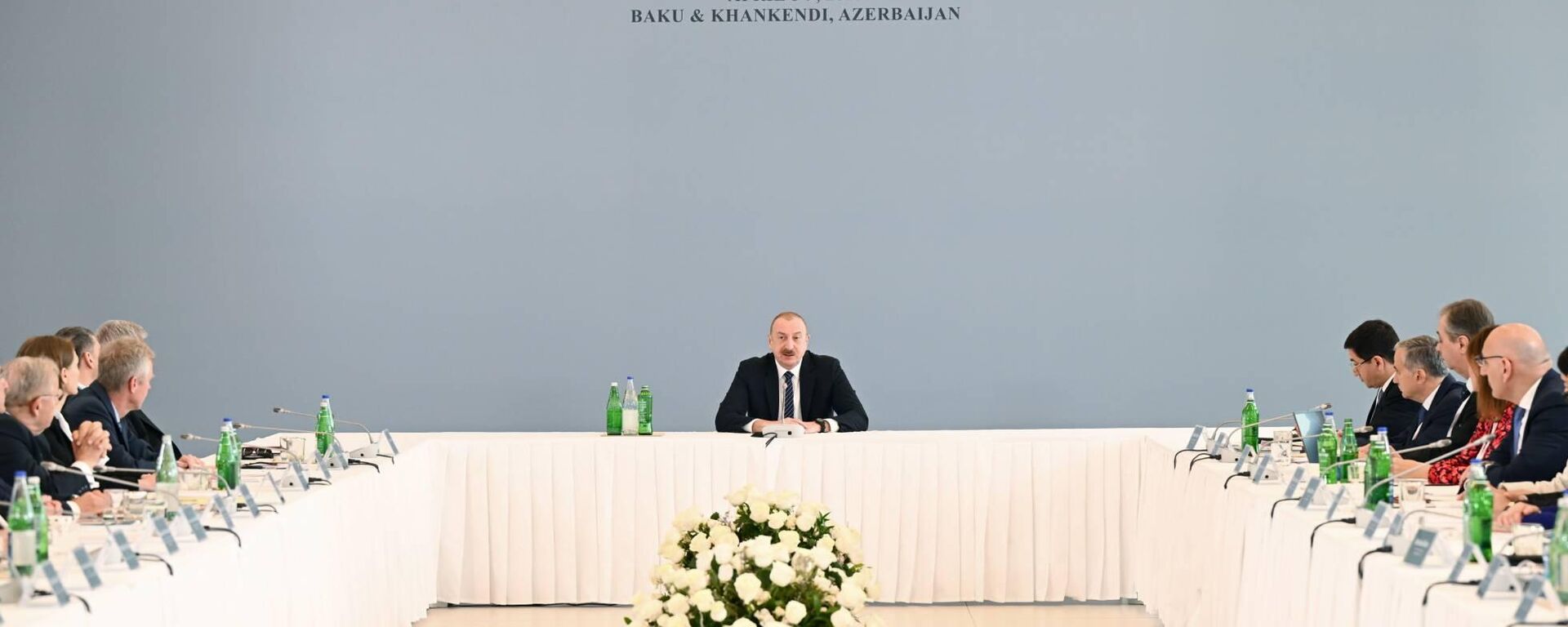 Президент Ильхам Алиев на проходящем в Университете АДА международном форуме на тему «К новому миропорядку». - Sputnik Азербайджан, 1920, 10.04.2025