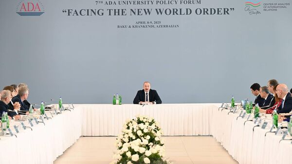 Президент Ильхам Алиев на проходящем в Университете АДА международном форуме на тему «К новому миропорядку». - Sputnik Азербайджан