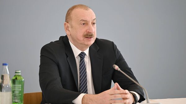 Президент Ильхам Алиев на проходящем в Университете АДА международном форуме на тему «К новому миропорядку». - Sputnik Азербайджан