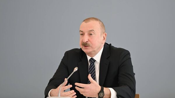 Президент Ильхам Алиев на проходящем в Университете АДА международном форуме на тему «К новому миропорядку». - Sputnik Азербайджан