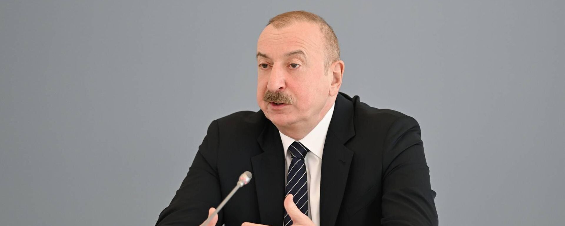 Президент Ильхам Алиев на проходящем в Университете АДА международном форуме на тему «К новому миропорядку». - Sputnik Азербайджан, 1920, 10.04.2025