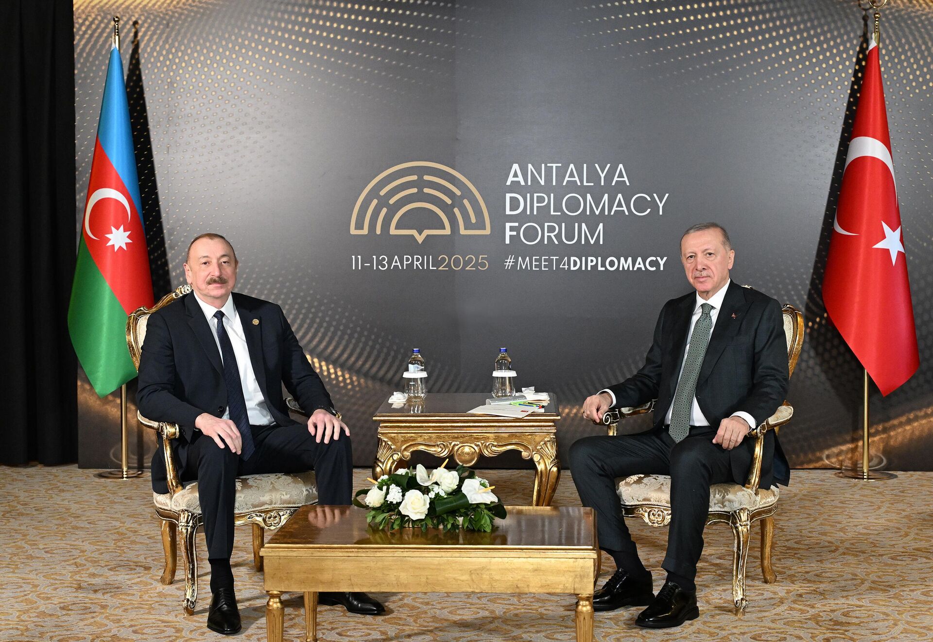 Antalyada Azərbaycan Prezidenti İlham Əliyevin Türkiyə Prezidenti Rəcəb Tayyib Ərdoğan ilə görüşü - Sputnik Азербайджан, 1920, 11.04.2025