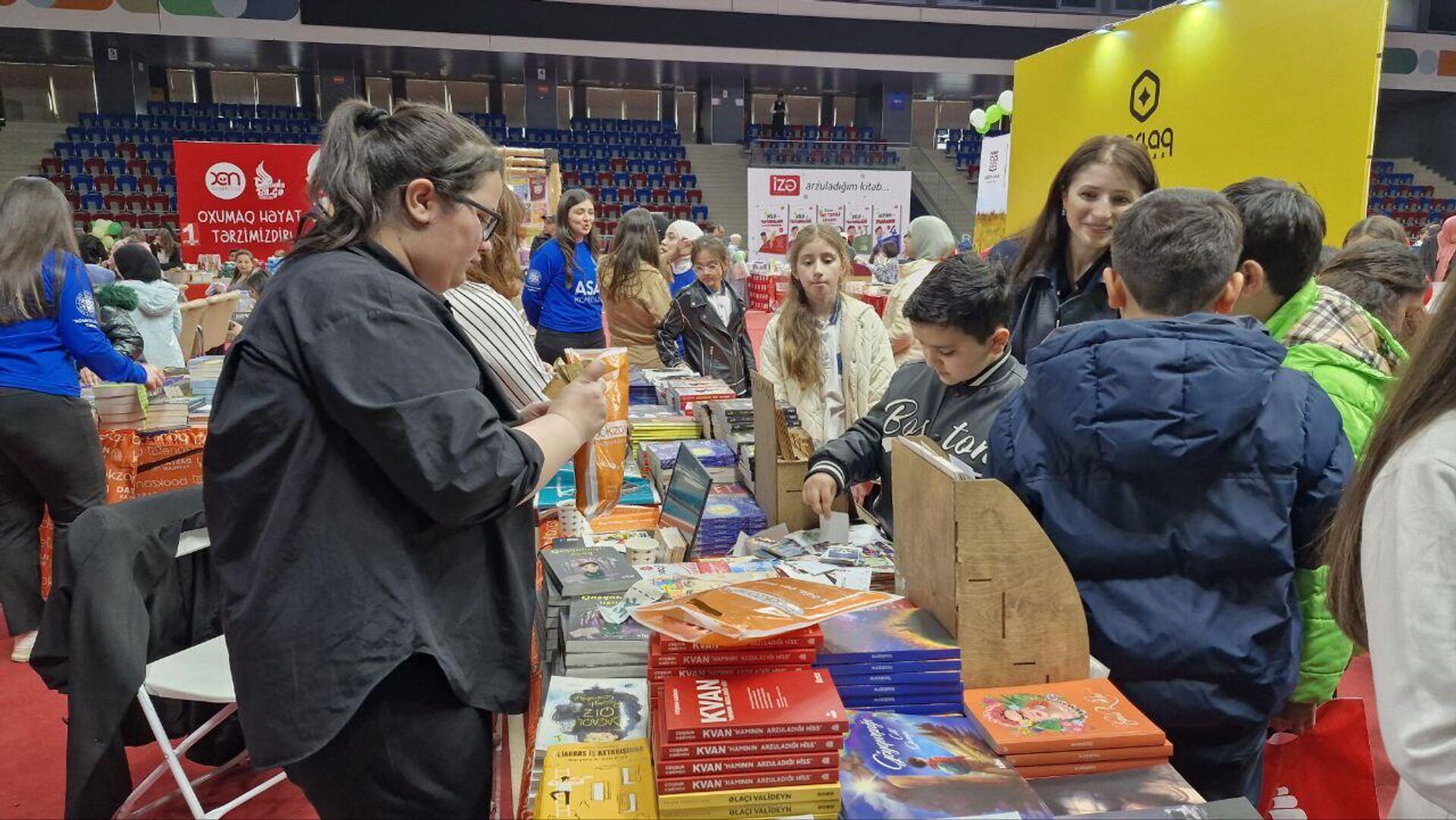 В Бакинском дворце спорта стартовал IV Фестиваль детских книг В Бакинском дворце спорта стартовал IV Фестиваль детских книг - Sputnik Азербайджан, 1920, 12.04.2025