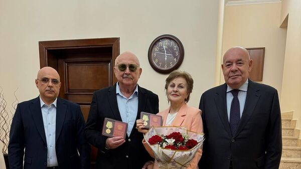 В Русском драмтеатре в Баку состоялось награждение юбилейными медалями В память 200-летия со дня рождения А.Н.Островского - Sputnik Азербайджан