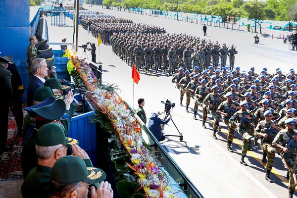 Военнослужащие сухопутных войск, военно-морских сил, военно-воздушных сил и сил специального назначения - Sputnik Азербайджан