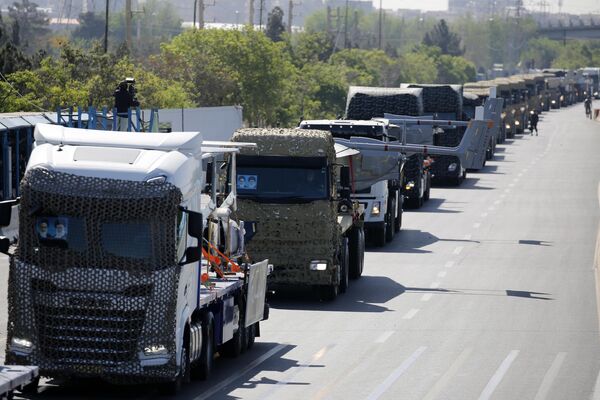 Военнослужащие сухопутных войск, военно-морских сил, военно-воздушных сил и сил специального назначения Ирана - Sputnik Азербайджан