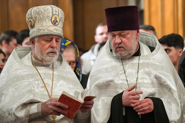 Пасхальное богослужение в Кафедральном соборе св. Жен-Мироносиц в Баку Пасхальное богослужение в Кафедральном соборе св. Жен-Мироносиц в Баку - Sputnik Азербайджан