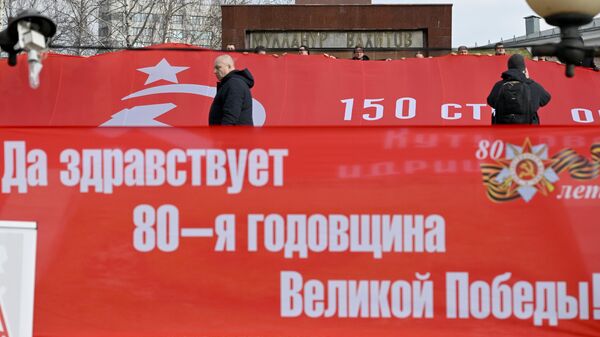 Участники международного антифашистского марша-эстафеты Наша Великая Победа, посвященного 80-летию Победы в Великой Отечественной войне, у памятника Муллануру Вахитову в Казани. - Sputnik Азербайджан