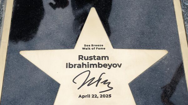 На Walk of Fame в Баку появилась именная звезда Рустама Ибрагимбекова - Sputnik Азербайджан