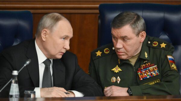 Президент РФ Владимир Путин и начальник Генерального штаба Вооружённых Сил РФ Валерий Герасимов, фото из архива - Sputnik Азербайджан