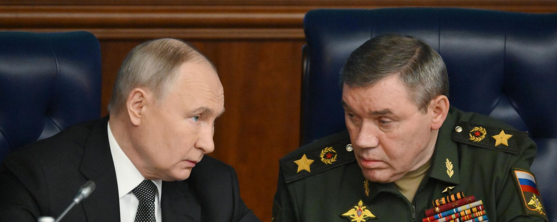 Президент РФ Владимир Путин и начальник Генерального штаба Вооружённых Сил РФ Валерий Герасимов, фото из архива - Sputnik Азербайджан, 1920, 26.04.2025