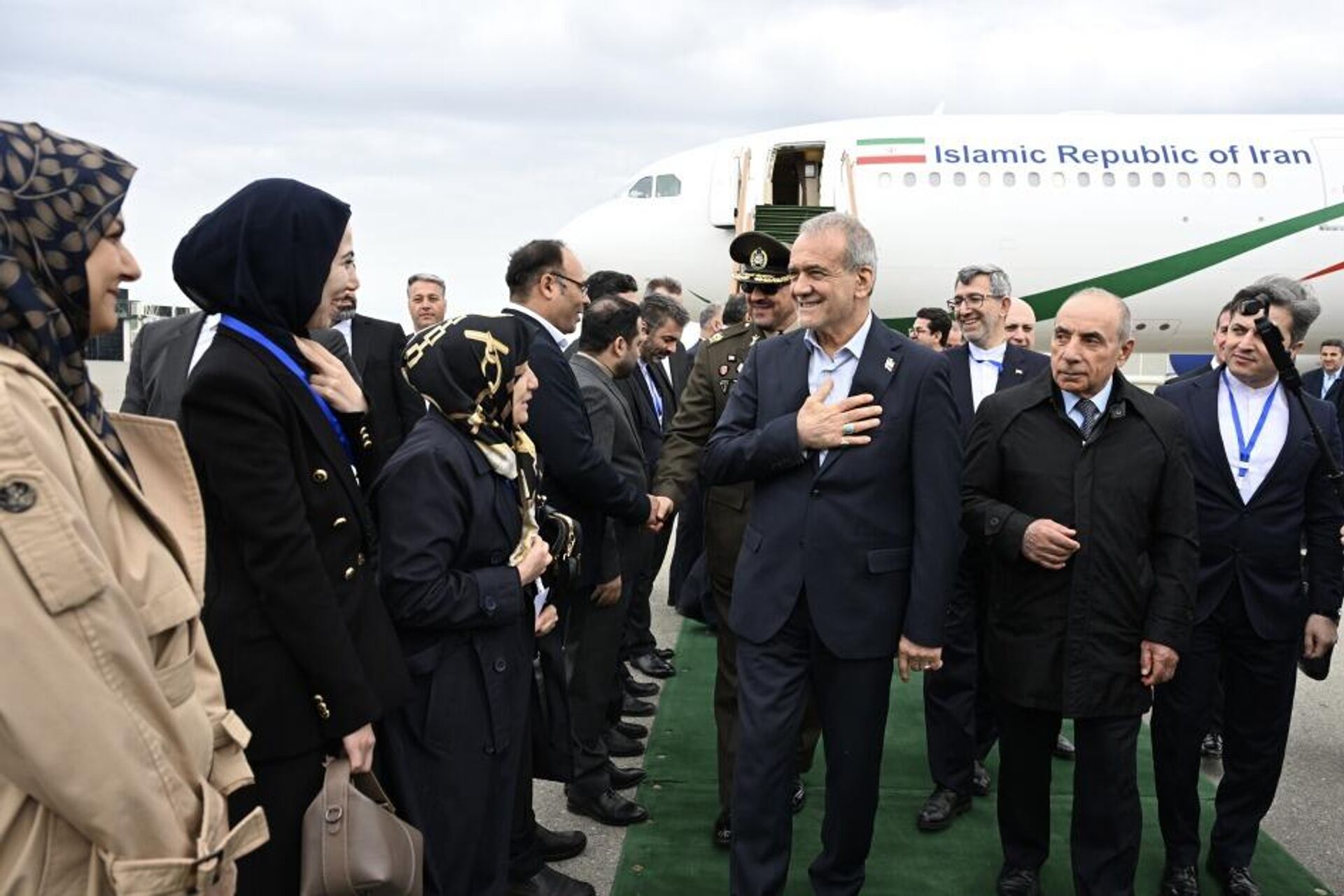 Президент Ирана Масуд Пезешкиан прибыл с официальным визитом в Азербайджан Президент Ирана Масуд Пезешкиан прибыл с официальным визитом в Азербайджан - Sputnik Азербайджан, 1920, 28.04.2025