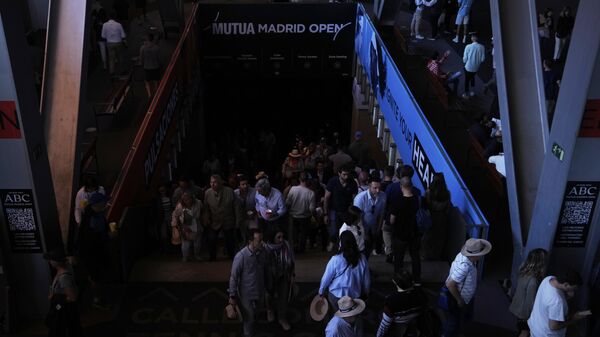 Зрители на площадке теннисного турнира Madrid Open во время всеобщего отключения электроэнергии в Мадриде - Sputnik Азербайджан