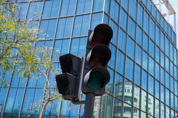 Светофор не работает из-за отключения электроэнергии 28 апреля 2025 года в Лиссабоне, Португалия. - Sputnik Азербайджан