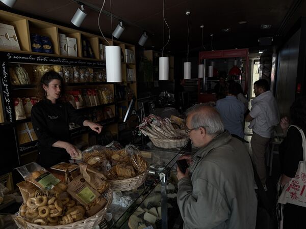 Покупатели столкнулись с обесточенными продуктовыми лавками во время общенационального отключения электроэнергии, в Барселоне, Испания. - Sputnik Азербайджан