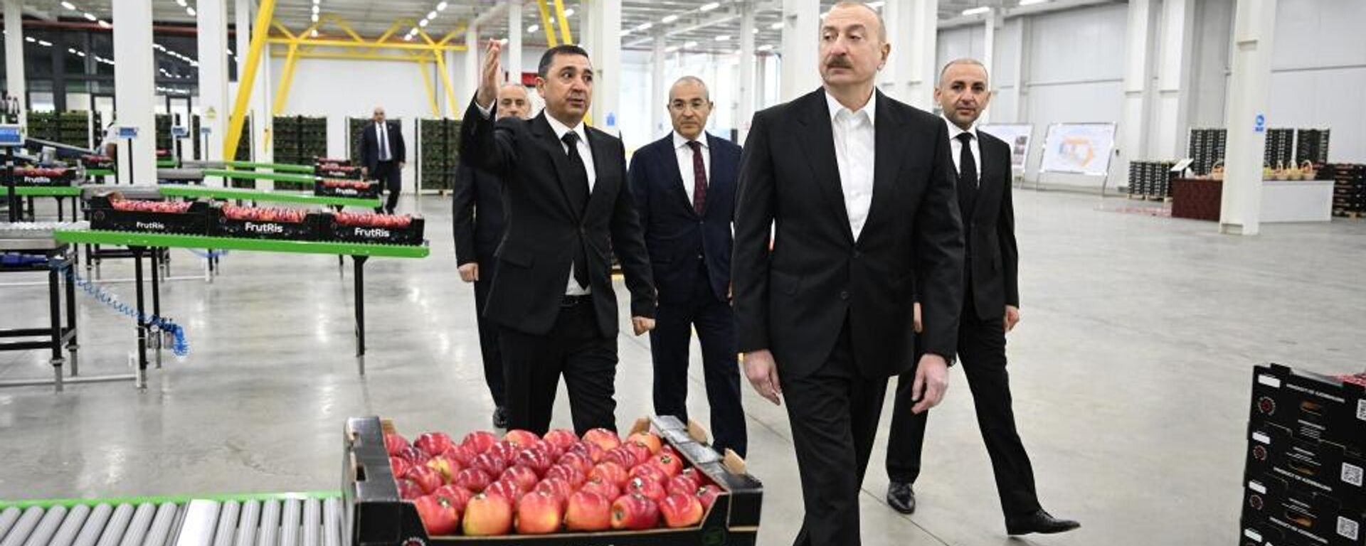Президент Ильхам Алиев ознакомился с деятельностью садоводческого и холодильно-складского комплекса в Гусарском районе  - Sputnik Азербайджан, 1920, 01.05.2025