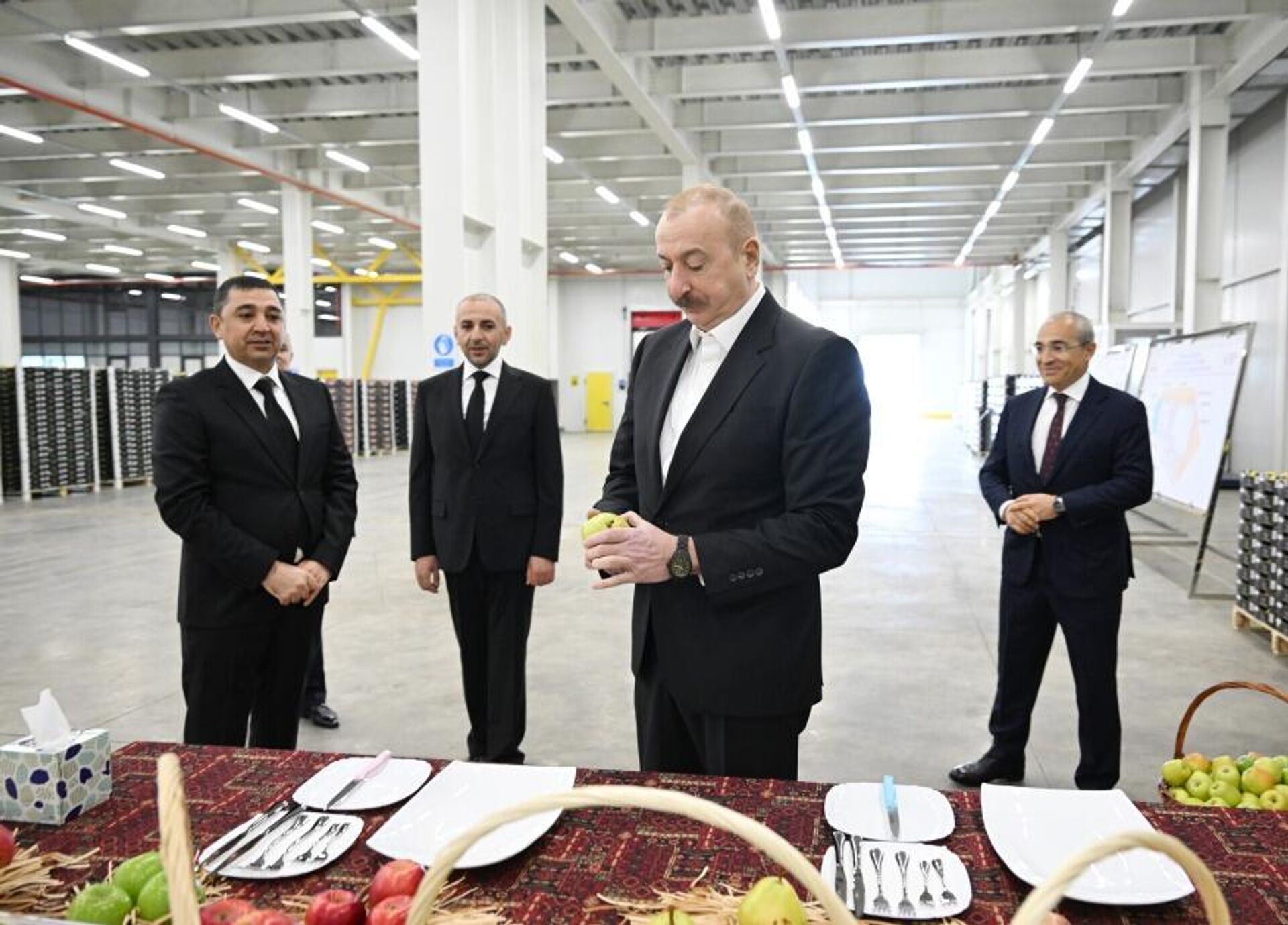 Президент Ильхам Алиев ознакомился с деятельностью садоводческого и холодильно-складского комплекса в Гусарском районе  - Sputnik Азербайджан, 1920, 01.05.2025