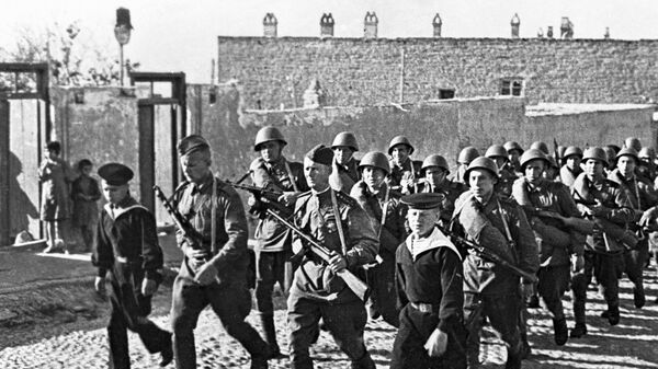 Великая Отечественная война 1941-1945 гг. Батальон морской пехоты Каспийской флотилии отправляющихся на фронт со станции Баладжары, Азербайджан, 1943 год - Sputnik Азербайджан