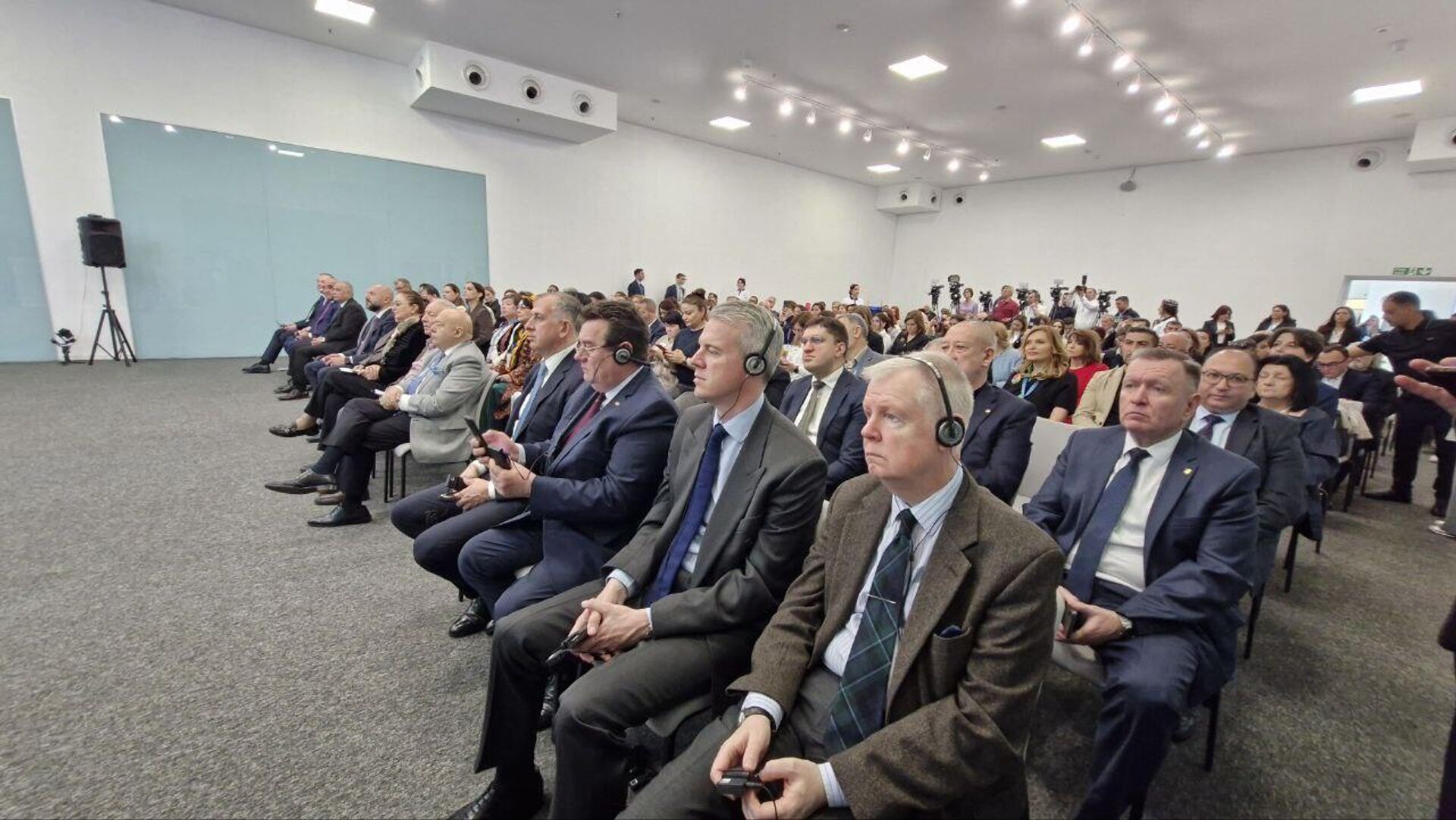 В Баку бизнес центре стартовал Международный форум ковра с участием гостей из более десяти стран, сообщает Sputnik Азербайджан. Основная тема мероприятия «Традиции и новшества в ковроткачестве». В Баку бизнес центре стартовал Международный форум ковра с участием гостей из более десяти стран, сообщает Sputnik Азербайджан. Основная тема мероприятия «Традиции и новшества в ковроткачестве». - Sputnik Азербайджан, 1920, 02.05.2025