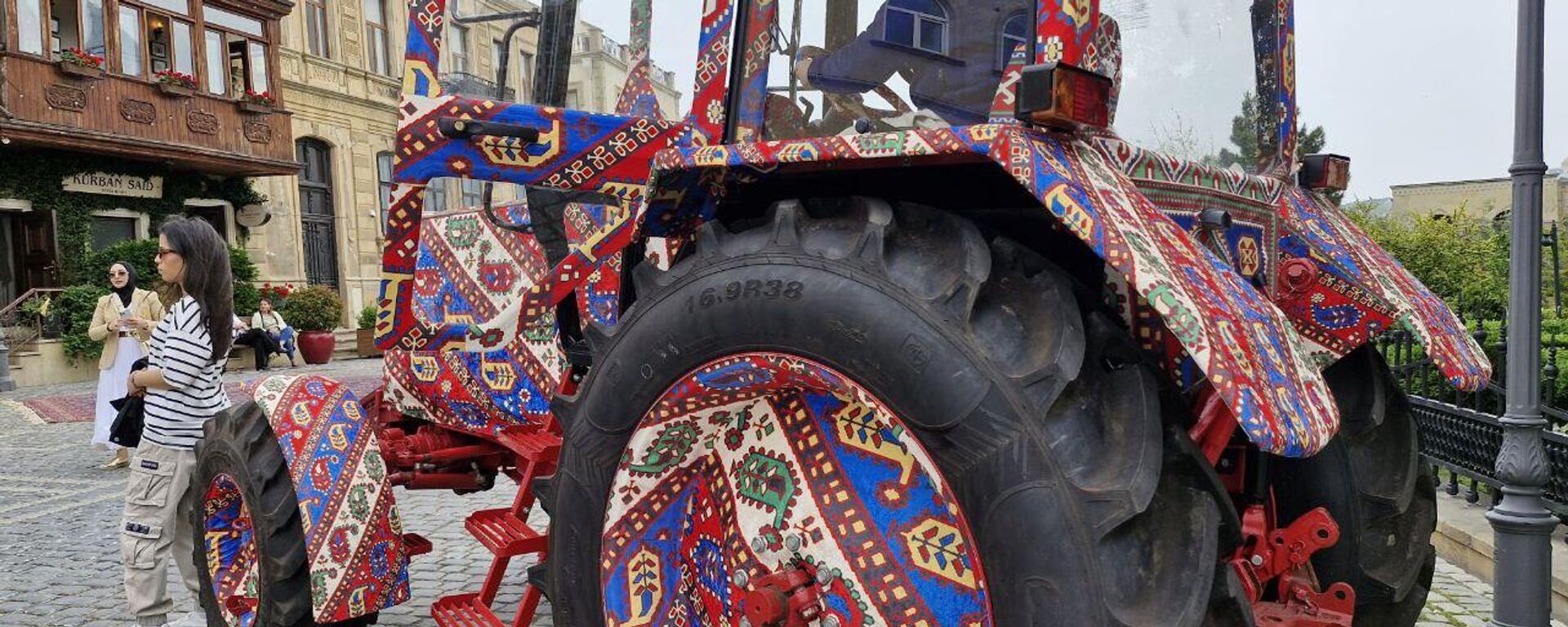 Столица Азербайджана вновь стала центром притяжения для любителей искусства и культуры. Здесь стартовал прошел Международный фестиваль ковра - Sputnik Азербайджан, 1920, 03.05.2025